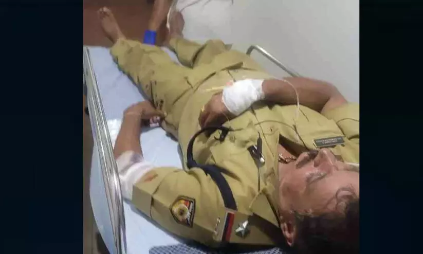 റിട്ട.എസ്.ഐ മദ്യപിച്ച് ബഹളംവെച്ചു; എ.എസ്.ഐയെ കുത്തി, രണ്ട് പൊലീസുകാരെ അടിച്ചു റിട്ട.എസ്.ഐ മദ്യപിച്ച് ബഹളംവെച്ചു; എ.എസ്.ഐയെ കുത്തി, രണ്ട് പൊലീസുകാരെ അടിച്ചു