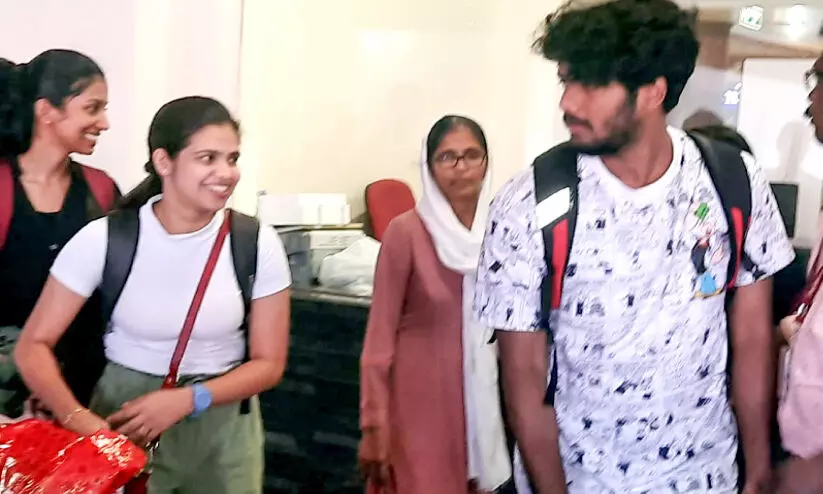 യുദ്ധമുഖത്തുനിന്ന് അവർ നാടണഞ്ഞു; തിരിച്ചെത്തിയത് 212 പേർ, മലയാളികൾ ഏഴുപേർ യുദ്ധമുഖത്തുനിന്ന് അവർ നാടണഞ്ഞു; തിരിച്ചെത്തിയത് 212 പേർ, മലയാളികൾ ഏഴുപേർ