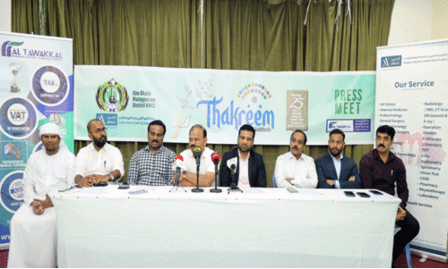 കെ.​എം.​സി.​സി നേ​താ​ക്ക​ള്‍ വാ​ർ​ത്താ​സ​മ്മേ​ള​ന​ത്തി​ൽ സം​സാ​രി​ക്കു​ന്നു