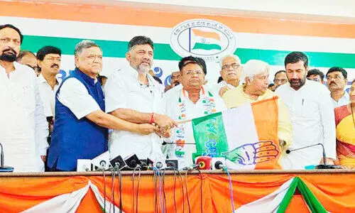 മു​ൻ ബി.​ജെ.​പി എം.​എ​ൽ.​എ രാ​മ​ണ്ണ ല​മാ​നി കോ​ൺ​ഗ്ര​സി​ൽ