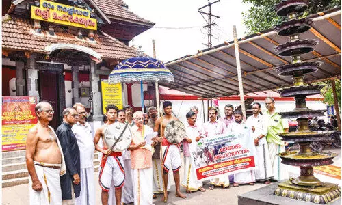 നൂ​റ്റാ​ണ്ടു​ക​ൾ​ക്കു​ശേ​ഷം സാ​മൂ​തി​രി​യു​ടെ പ്ര​തി​നി​ധി മാ​മാ​ങ്കോ​ത്സ​വ വി​ളം​ബ​രം ന​ട​ത്തി