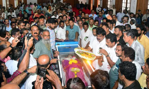 പ്ര​ഫ. ടി. ​ശോ​ഭീ​ന്ദ്ര​​െന്റ മൃതദേഹം കോഴിക്കോട് ടൗ​ൺ​ഹാ​ളി​ൽ പൊ​തു​ദ​ർ​ശ​ന​ത്തി​നു ​വെച്ചപ്പോൾ ആദരാഞ്ജലി അർപ്പിക്കുന്നവർ