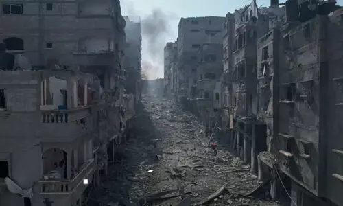 ഇസ്രായേൽ വ്യോമാക്രമണത്തിൽ തകർന്ന ഗസയിലെ തെരുവ്