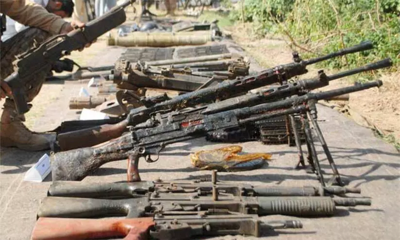 മണിപ്പൂരിൽ റെയ്ഡ്: പിസ്റ്റളുകളും ഗ്രനേഡുകളുമടക്കം 300ലധികം വെടിക്കോപ്പുകൾ പിടികൂടി മണിപ്പൂരിൽ റെയ്ഡ്: പിസ്റ്റളുകളും ഗ്രനേഡുകളുമടക്കം 300ലധികം വെടിക്കോപ്പുകൾ പിടികൂടി