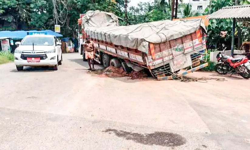 പൈപ്പ് പൊട്ടൽ തുടർക്കഥ; ദേശം, പുറയാർ ഭാഗത്ത് അപകടങ്ങളൊഴിയുന്നില്ല പൈപ്പ് പൊട്ടൽ തുടർക്കഥ; ദേശം, പുറയാർ ഭാഗത്ത് അപകടങ്ങളൊഴിയുന്നില്ല