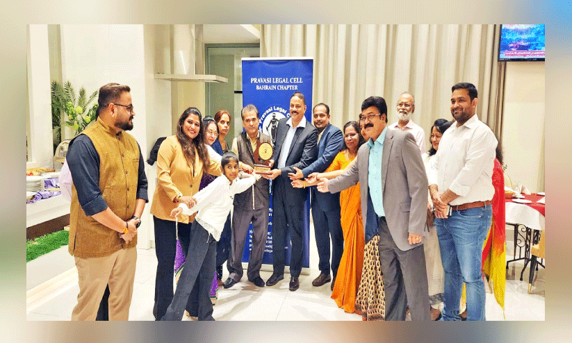 ഇ​ന്ത്യ​ൻ എം​ബ​സി സെ​ക്ക​ൻ​ഡ് സെ​ക്ര​ട്ട​റി ര​വി​ശ​ങ്ക​ർ ശു​ക്ല​ക്ക് യാ​ത്ര​യ​യ​പ്പ് ന​ൽ​കു​ന്നു