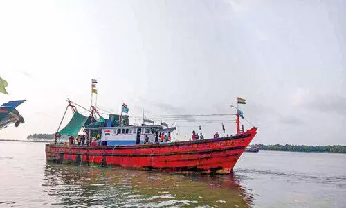 അ​ന​ധി​കൃ​ത മ​ത്സ്യ ബ​ന്ധ​നം; അ​ന്ത​ർ സം​സ്ഥാ​ന ബോ​ട്ടു​ക​ൾ ഫി​ഷ​റീ​സ് വ​കു​പ്പ് പി​ടി​കൂ​ടി