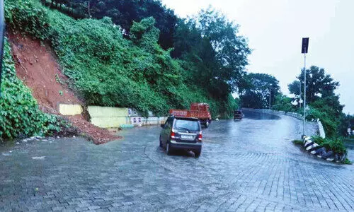 നൊട്ടമല വളവിൽ മണ്ണിടിയുന്നു; വാഹനയാത്രക്ക് ഭീഷണി