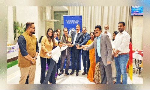 ഇ​ന്ത്യ​ൻ എം​ബ​സി സെ​ക്ക​ൻ​ഡ് സെ​ക്ര​ട്ട​റി ര​വി​ശ​ങ്ക​ർ ശു​ക്ല​ക്ക് യാ​ത്ര​യ​യ​പ്പ് ന​ൽ​കു​ന്നു