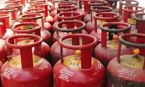 പാചകവാതക സിലിണ്ടര്‍ വിതരണ ട്രക്ക് തൊഴിലാളികള്‍ പണിമുടക്കി