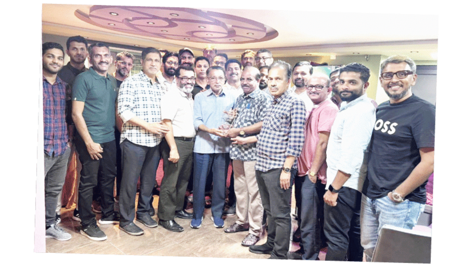 26 വ​ർ​ഷ​ത്തെ പ്ര​വാ​സ​ത്തി​നു​ശേ​ഷം നാ​ട്ടി​ലേ​ക്ക്; രാ​ജീ​വ് ബാ​ബു​വി​ന് യാ​ത്ര​യ​യ​പ്പ് ന​ൽ​കി