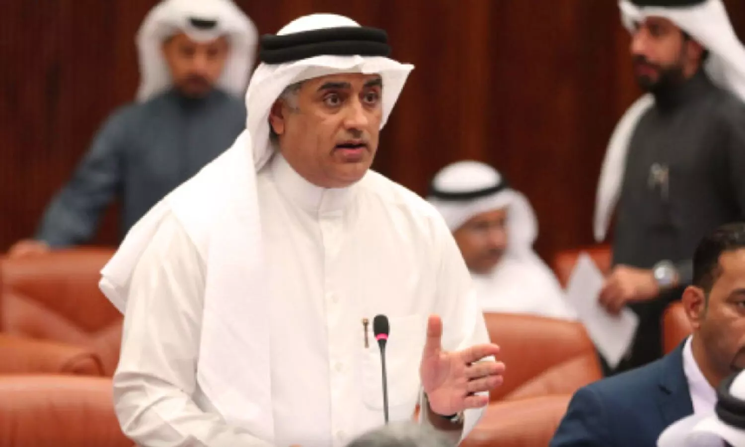 ടൂ​റി​സ്റ്റ് വി​സ​യി​ൽ വ​ന്ന​ശേ​ഷം തൊ​ഴി​ൽ​വി​സ​യി​ലേ​ക്ക് മാ​റു​ന്ന​ത് വി​ല​ക്ക​ണ​മെ​ന്ന് എം.​പി​മാ​രു​ടെ സ​മി​തി