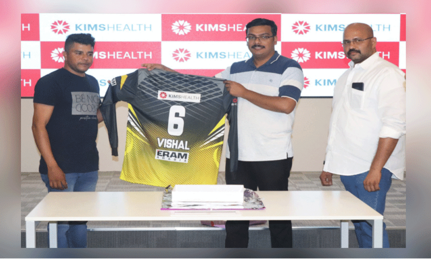 ട്രോ​പ്പി​ക്കാ​ന ബ്ലാ​സ്റ്റേ​ഴ്‌​സ് ക്രി​ക്ക​റ്റ്‌ ടീം  ​ജ​ഴ്സി പ്ര​കാ​ശ​നം