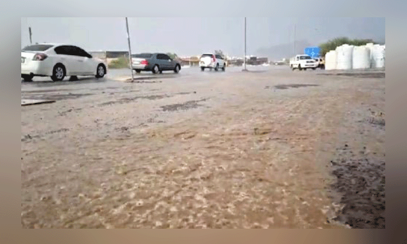ശനിയാഴ്ച മസാഫിയിൽ പെയ്ത മഴയിൽ നിറഞ്ഞുകവിഞ്ഞ റോഡ് ശനിയാഴ്ച മസാഫിയിൽ പെയ്ത മഴയിൽ നിറഞ്ഞുകവിഞ്ഞ റോഡ്