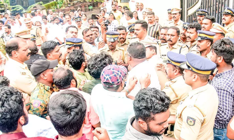 പത്തനംതിട്ട കാര്ഷിക വികസന സഹകരണ ബാങ്ക്: ഭരണം എൽ.ഡി.എഫ് പിടിച്ചെടുത്തു; അവസാനിച്ചത് മൂന്നു പതിറ്റാണ്ടിന്റെ കോൺഗ്രസ് കുത്തക പത്തനംതിട്ട കാര്ഷിക വികസന സഹകരണ ബാങ്ക്: ഭരണം എൽ.ഡി.എഫ് പിടിച്ചെടുത്തു; അവസാനിച്ചത് മൂന്നു പതിറ്റാണ്ടിന്റെ കോൺഗ്രസ് കുത്തക