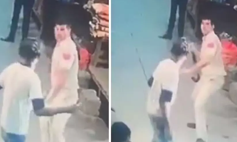 ഡൽഹിയിൽ പൊലീസുകാരനെതിരെ ​മൊബൈൽ ഫോൺ മോഷ്ടാവിന്റെ ബ്ലേഡാക്രമണം; സി.സി.ടി.വി ദൃശ്യങ്ങൾ പുറത്ത്-VIDEO