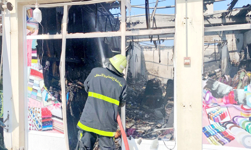 തീ​പി​ടി​ത്തം അ​ഗ്​​നി​ശ​മ​​ന സേ​നാം​ഗ​ങ്ങ​ൾ അ​ണ​ക്കു​ന്നു