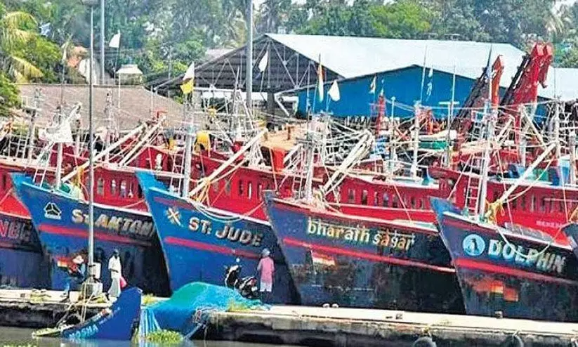 തോപ്പുംപടി ഹാർബർ നവീകരണം സ്തംഭനാവസ്ഥയിൽ; കൊച്ചി തുറമുഖം ഉപരോധിക്കാനൊരുങ്ങി സംഘടനകൾ തോപ്പുംപടി ഹാർബർ നവീകരണം സ്തംഭനാവസ്ഥയിൽ; കൊച്ചി തുറമുഖം ഉപരോധിക്കാനൊരുങ്ങി സംഘടനകൾ