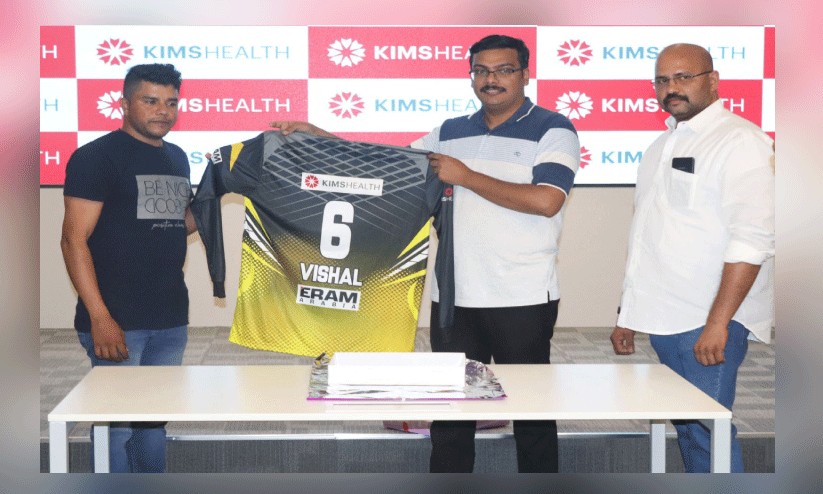 ട്രോ​പ്പി​ക്കാ​ന ബ്ലാ​സ്റ്റേ​ഴ്‌​സ് ക്രി​ക്ക​റ്റ്‌ ടീം  ​ജ​ഴ്സി പ്ര​കാ​ശ​നം