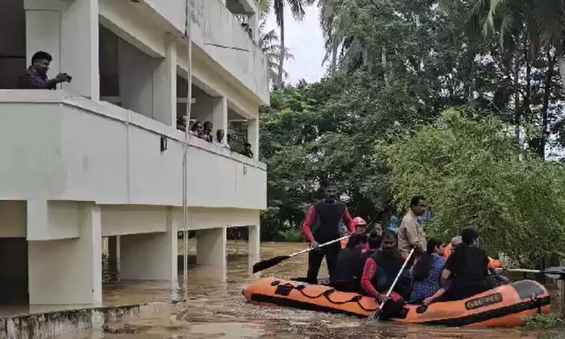 പ്രളയ ബാധിത പ്രദേശങ്ങൾ മന്ത്രി കെ. രാജൻ സന്ദർശിച്ചു പ്രളയ ബാധിത പ്രദേശങ്ങൾ മന്ത്രി കെ. രാജൻ സന്ദർശിച്ചു