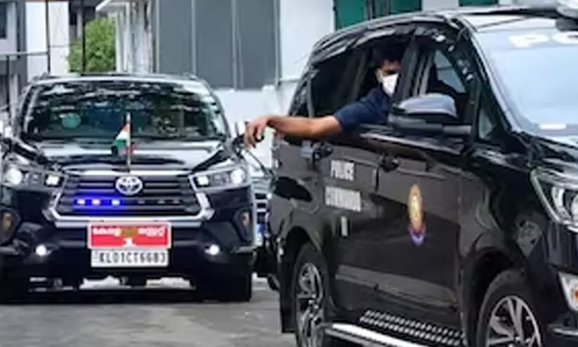 മുഖ്യമന്ത്രിയുടെ വാഹനവ്യൂഹത്തിന് സൈഡ് കൊടുത്തില്ല, വിദ്യാർഥികളെ കസ്റ്റഡിയിലെടുത്ത് വിട്ടയച്ചു മുഖ്യമന്ത്രിയുടെ വാഹനവ്യൂഹത്തിന് സൈഡ് കൊടുത്തില്ല, വിദ്യാർഥികളെ കസ്റ്റഡിയിലെടുത്ത് വിട്ടയച്ചു