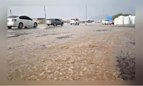 ശ​നി​യാ​ഴ്ച മ​സാ​ഫി​യി​ൽ പെ​യ്ത മ​ഴ​യി​ൽ നി​റ​ഞ്ഞു​ക​വി​ഞ്ഞ റോ​ഡ്