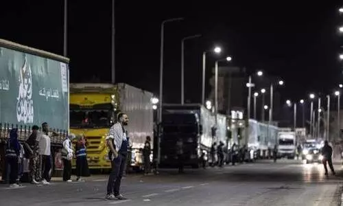 ഗസ്സയിലേക്ക് സഹായവുമായെത്തിയ ലോറികൾ അതിർത്തിയിൽ കുടുങ്ങി കിടക്കുന്നു ഗസ്സയിലേക്ക് സഹായവുമായെത്തിയ ലോറികൾ അതിർത്തിയിൽ കുടുങ്ങി കിടക്കുന്നു