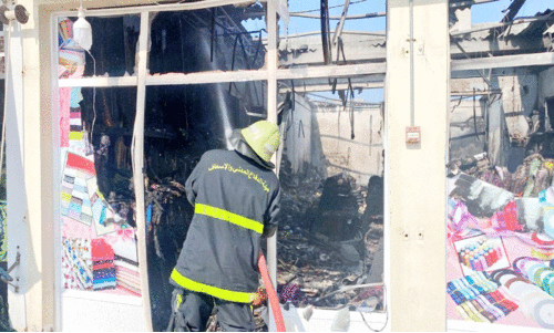 തീ​പി​ടി​ത്തം അ​ഗ്​​നി​ശ​മ​​ന സേ​നാം​ഗ​ങ്ങ​ൾ അ​ണ​ക്കു​ന്നു