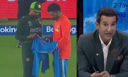 ‘അതൊക്കെ ഡ്രസ്സിങ് റൂമിൽ’; കോഹ്‍ലിയുടെ ജഴ്സി സ്വീകരിച്ച ബാബറിനെ വിമർശിച്ച് അക്രം