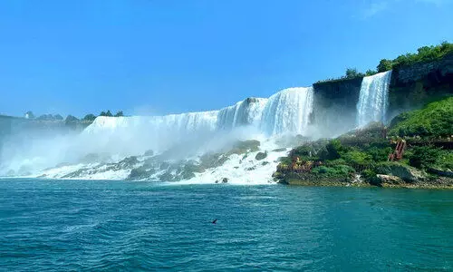 ന​യാ​ഗ്ര​യി​ലെ   ജ​ല​വി​സ്​​മ​യം