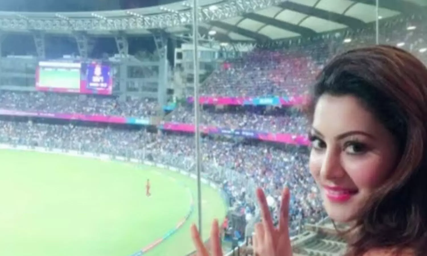 മോദി സ്റ്റേഡിയത്തിൽ വിളയാടി മോഷ്ടാക്കൾ