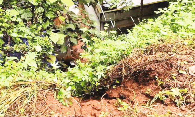 പ​രി​യാ​പു​രത്ത് ലൈ​ഫ് മി​ഷ​ൻ വീ​ടി​ന് മു​ക​ളി​ലേ​ക്ക് മ​ണ്ണി​ടി​ഞ്ഞു