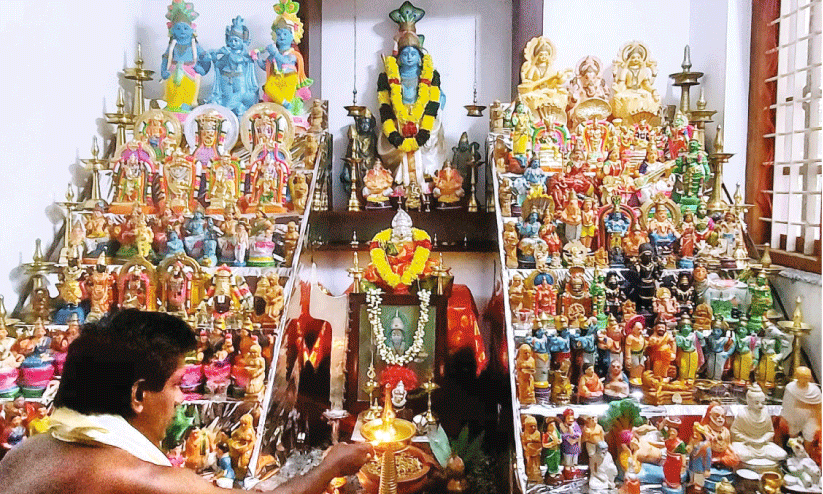 ന​വ​രാ​ത്രി ദി​ന​ങ്ങ​ൾ​ക്ക് നി​റ​ക്കാ​ഴ്ച​യാ​യി ബൊ​മ്മ​ക്കൊ​ലു