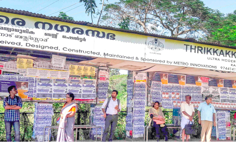 അപകടം അരികെ; തലയിൽ വീഴുമോ ‘അത്യാധുനിക’ ബസ് കാത്തിരിപ്പ് കേന്ദ്രം​?