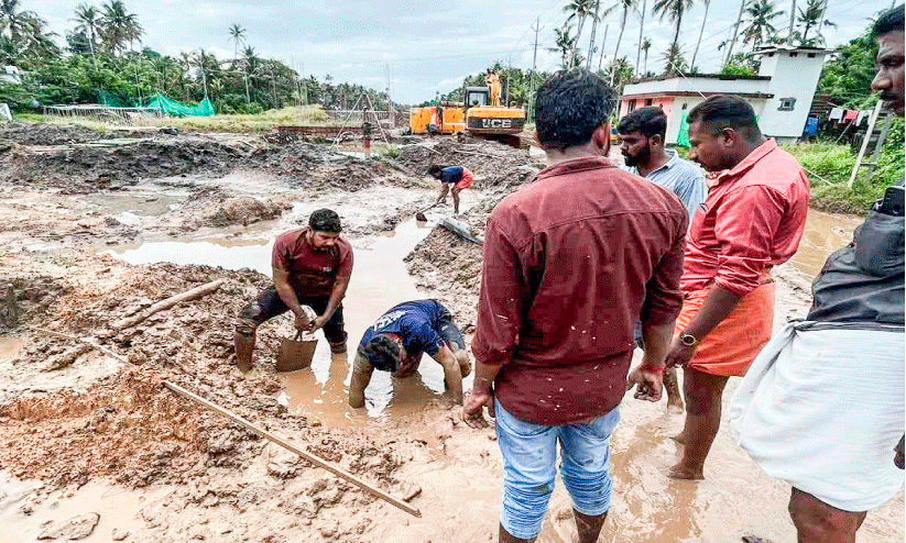 ക​ന​ത്ത മ​ഴ; പട്ടണം കവലയിൽ പൈപ്പിൽ ചളിനിറഞ്ഞ്​ നീരൊഴുക്ക്​ തടസ്സപ്പെട്ടു