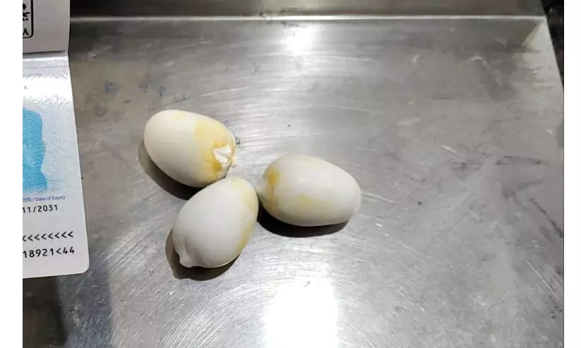 Gold worth 43 lakh was seized in Karipur Gold worth 43 lakh was seized in Karipur