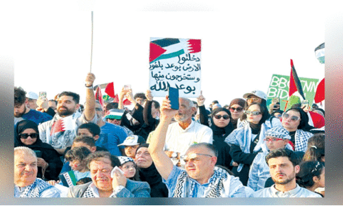 ഫ​ല​സ്തീ​ൻ ജ​ന​ത​ക്ക് ഐ​ക്യ​ദാ​ർ​ഢ്യം പ്ര​ഖ്യാ​പി​ച്ച് ബു​സൈ​റ്റീ​നി​ൽ ന​ട​ന്ന റാ​ലി