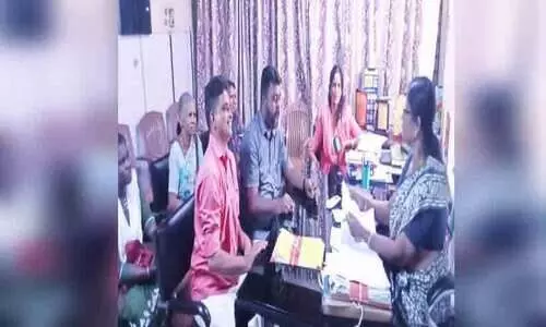 വിവിധ ആവശ്യങ്ങളുന്നയിച്ച് ,ഹരിത കർമ്മ സേന തൊഴിലാളി യൂനിയൻ സിഐടിയു ചെങ്ങന്നൂർ ഏരിയാ കമ്മിറ്റി നഗരസഭാ ചെയർ പേഴ്സൺ സൂസമ്മ എബ്രഹാമിനു നിവേദനം നൽകുന്നു