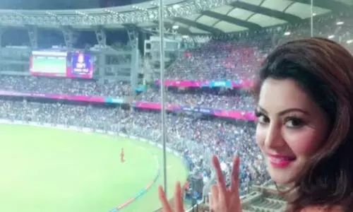 മോദി സ്റ്റേഡിയത്തിൽ വിളയാടി മോഷ്ടാക്കൾ