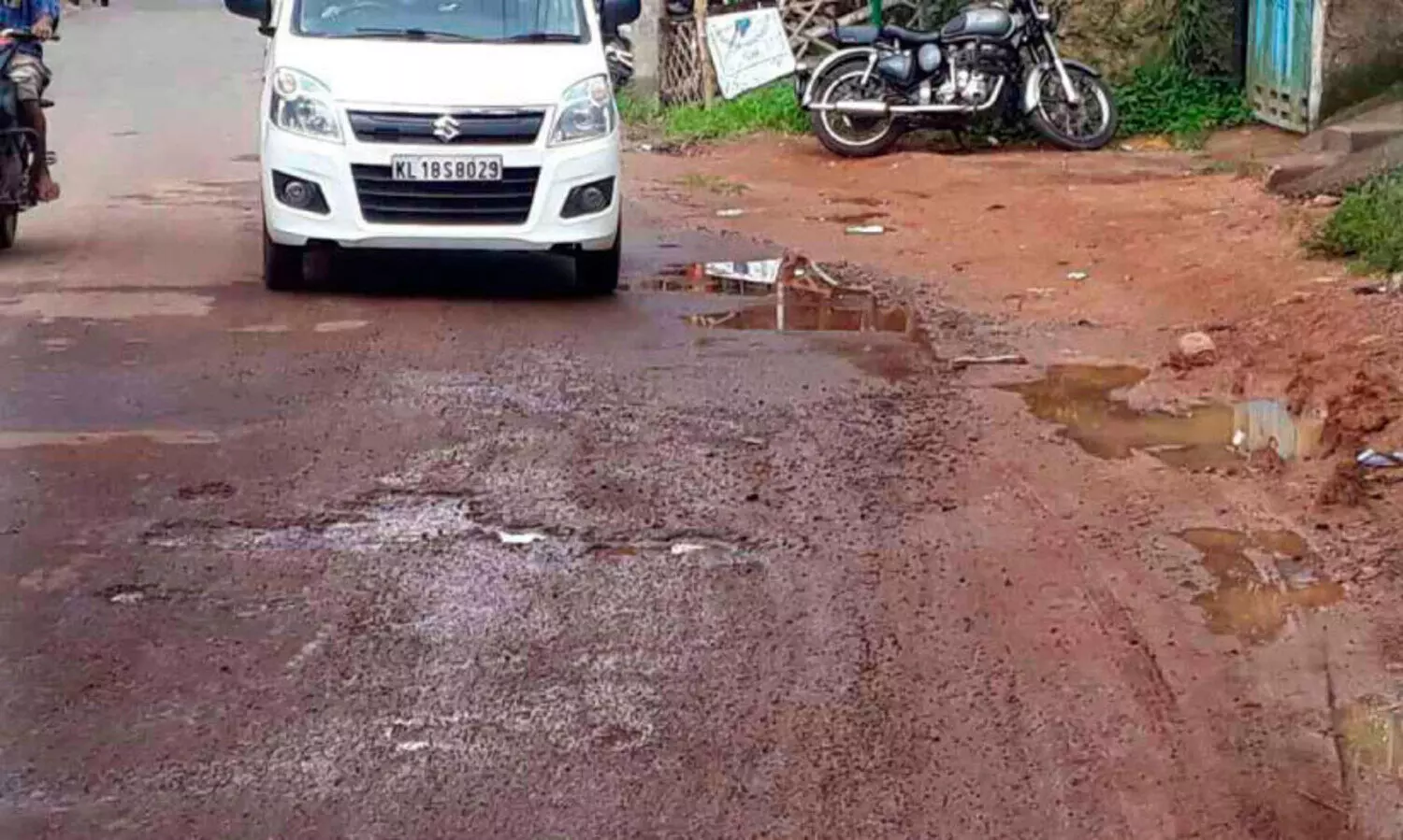 മ​ഞ്ച റോ​ഡി​ല്‍ ഹൈ​സ്‌​കൂ​ള്‍ ജ​ങ്ഷ​നി​ലെ കു​ഴി​ക​ൾ