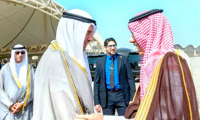 ശൈ​ഖ് സ​ലീം അ​ബ്ദു​ല്ല അ​ൽ ജാ​ബി​ർ അ​സ്സ​ബാ​ഹ് സൗ​ദി വി​ദേ​ശ​കാ​ര്യ മ​ന്ത്രി അമീർ ഫൈ​സ​ൽ ബി​ൻ ഫ​ർ​ഹാ​ൻ അൽ സഊദിനെ സ്വീ​ക​രി​ക്കു​ന്നു
