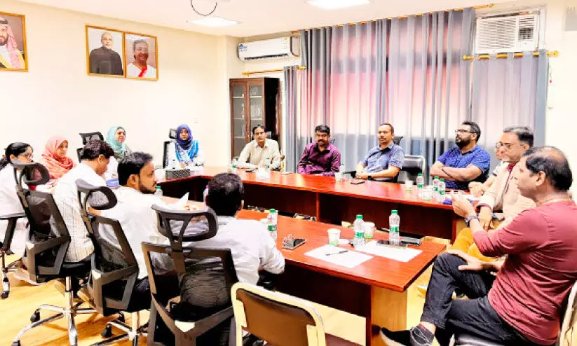 ര​ക്ഷി​താ​ക്ക​ളു​ടെ ഒ​രു സം​ഘം ഇ​ന്ത്യ​ൻ സ്കൂ​ൾ പ്രി​ൻ​സി​പ്പ​ൽ മീ​ര റ​ഹ്​​മാ​നു​മാ​യി കൂ​ടി​ക്കാ​ഴ്ച ന​ട​ത്തു​ന്നു