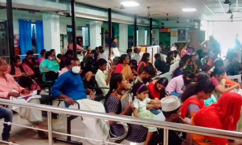 ഓ​ച്ചി​റ സി.​എ​ച്ച്.​സി​യി​ൽ ഊ​ഴം കാ​ത്തി​രി​ക്കു​ന്ന രോ​ഗി​ക​ൾ