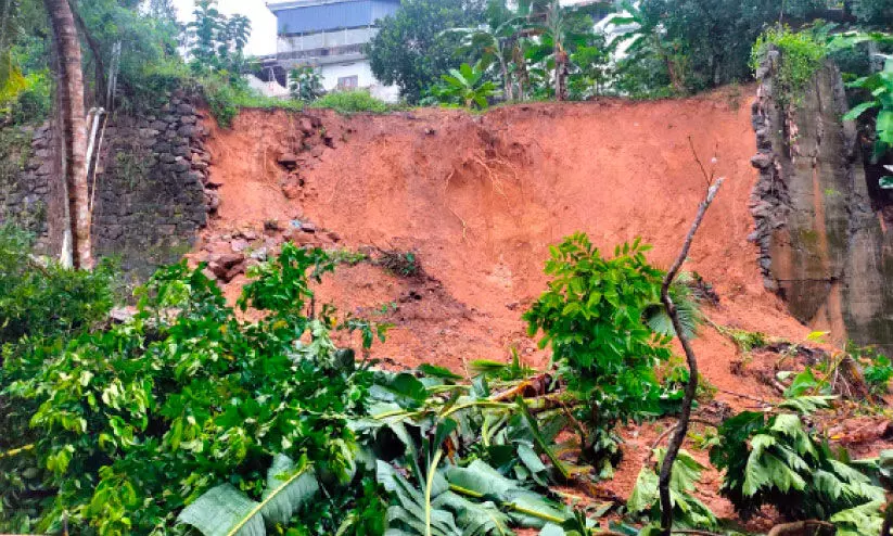 കനത്തമഴയിൽ കുമാരപുരം പൊതുജനം ലെയിനിലെ അശ്വനികുമാറിന്റെ വീടിന്റെ കോൺക്രീറ്റ് മതിൽ തകർന്നനിലയിൽ കനത്തമഴയിൽ കുമാരപുരം പൊതുജനം ലെയിനിലെ അശ്വനികുമാറിന്റെ വീടിന്റെ കോൺക്രീറ്റ് മതിൽ തകർന്നനിലയിൽ