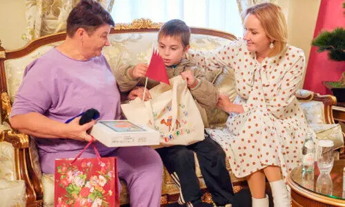 ഖത്തറിന്റെ മധ്യസ്ഥശ്രമങ്ങളെ തുടർന്ന് മോചിതനായ യുക്രെയ്ൻ ബാലൻ മുത്തശ്ശിക്കും റഷ്യൻ ബാലാവകാശ കമീഷൻ പ്രസിഡന്റ് മറിയ വോവ ബിലോവക്കുമൊപ്പം ഖത്തറിന്റെ മധ്യസ്ഥശ്രമങ്ങളെ തുടർന്ന് മോചിതനായ യുക്രെയ്ൻ ബാലൻ മുത്തശ്ശിക്കും റഷ്യൻ ബാലാവകാശ കമീഷൻ പ്രസിഡന്റ് മറിയ വോവ ബിലോവക്കുമൊപ്പം