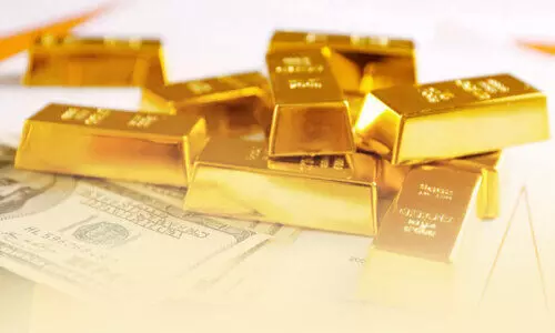 മി​ന്നി​ത്തി​ള​ങ്ങി സ്വ​ർ​ണം