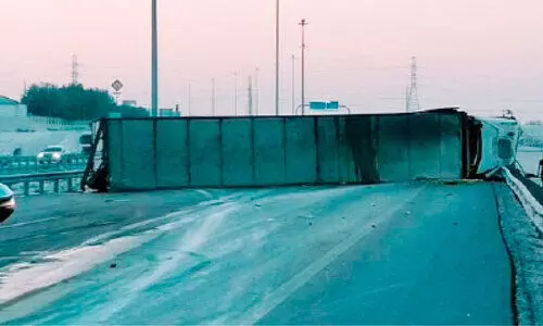 കി​ഴ​ക്ക​ൻ പ്ര​വി​ശ്യ​യി​ൽ റോ​ഡി​നു​ കു​​റു​കെ മ​റി​ഞ്ഞ ട്രെ​യി​ല​ർ