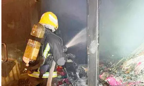 റി​യാ​ദ്​ ഫൈ​സ​ലി​യയിലു​ണ്ടാ​യ തീ​പി​ടി​ത്തം സി​വി​ൽ ഡി​ഫ​ൻ​സ്​ കെ​ടു​ത്തു​ന്നു