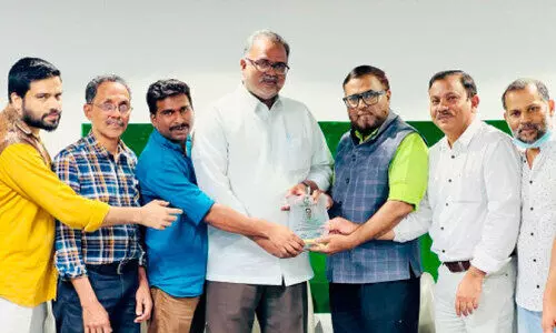 എ.​വി. ഹം​സ​ക്കോ​യ​ക്ക്​ ത്വാ​ഇ​ഫ് സി​റ്റി കെ.​എം.​സി.​സി​യു​ടെ ഉ​പ​ഹാ​രം നാ​ല​ക​ത്ത് മു​ഹ​മ്മ​ദ് സാ​ലി​ഹ് ന​ൽ​കു​ന്നു