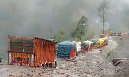 മണ്ണിടിച്ചിലും കനത്ത മഴയും; ജമ്മു കശ്മീരിൽ ഹൈവേ അടച്ചു, 200ലധികം വാഹനങ്ങൾ വഴിയിൽ കുടുങ്ങി